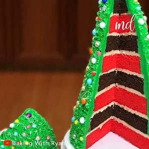 A Christmas tree cake perfect for the holidays! | MetDaan Cakes