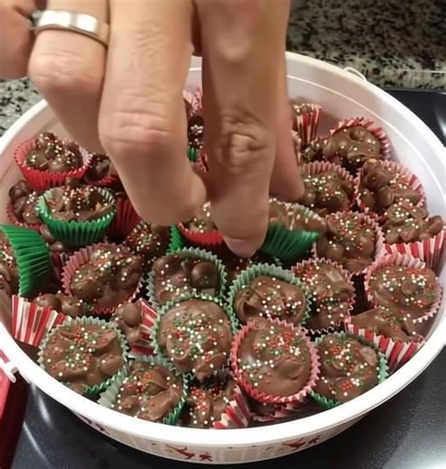 "A dear friend gave me this recipe years ago and I've been making it every Christmas since! I always get so many compliments. People can't believe I make it myself!" Recipe in First Coʍmеոτ 👇 | Mindrix