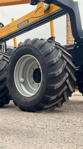 Valtra G125 tractor with Oniar group 2 2WD trailer & Oniar 8800 crane #agriculture #trailer #crane