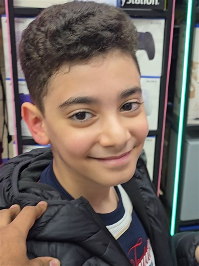 فرحة مصطفى باستلام بلاي ستيشن 4 الجديد