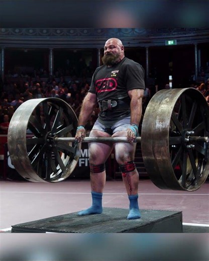 Strongman falls with 360kg deadlift