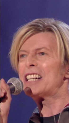 David Bowie performed his iconic song Ziggy Stardust on BBC's Parkinson in 2003 #davidbowie #bowie