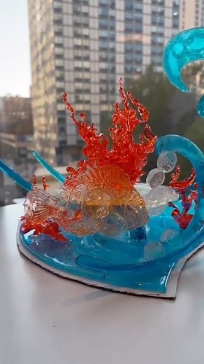 Pastry & Baking Arts students made an ocean themed sculpture using isomalt. Isomalt is a sugar substitute made from beet sugar and it’s commonly used for sugar sculptures. It’s a low-hygroscopic substance, meaning it tends to absorb less moisture than sugar, making it more stable 🪸 📸: @emilybrookings | Institute of Culinary Education