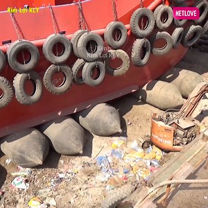 59K views · 267 reactions | Màn hạ thủy quá ngoạn mục, cần tới 2 tàu kéo mới nổi đó nha ;) ----------- Nguồn: Kim Lợi KLY Bản quyền được bảo vệ và quản lý bởi MCV Network #MCVNetwork #MCVMedia #FBKML #KimLoi #kl #NWT #NetLove #Netbiz #SpeedCouple #hdq | Sitcom Việt | Facebook