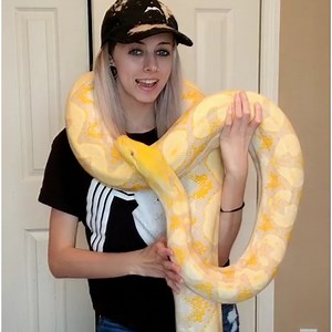 This woman has a serious bond with snakes...🐍 | Lovimals