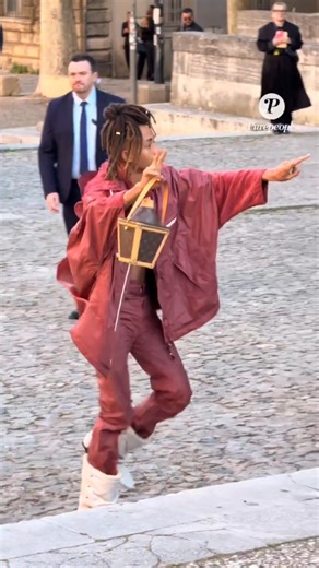 2M views · 91K reactions |  “El millonario que paga por seguirlo… y no es broma ” 2.  “Jaden Smith creó una revolución con dinero real ”Hashtags sugeridos:#JadenSmith #WorldMillionaire #HistoriasVirales #IncreíblePeroCierto #MillonarioDiferente #DineroReal #TendenciaTikTok #NoticiaViral | Luisgg | Facebook