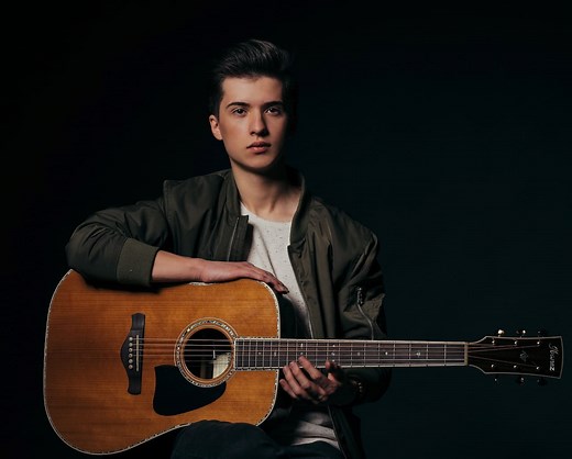 15 Websites to Learn Acoustic Guitar Lessons Online (Free and Paid) - CMUSE