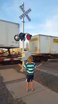 VERY FAST (70MPH?) BNSF FRIEGHT TRAIN - Holbrook, AZ!