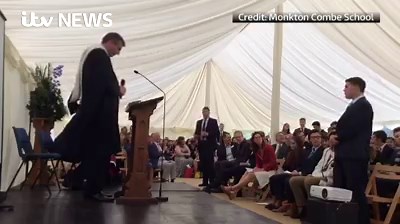 The headteacher at this Bath school surprised pupils and parents when he burst into song during a speech, and he wasn't the only one to get involved... http://bit.ly/2sIuJE8 | ITV News