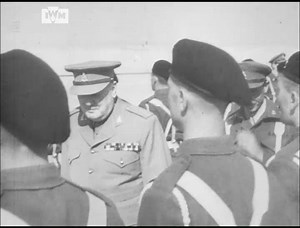 Churchill takes a break from meetings at Cairo's Mena House Hotel to inspect the 4th Hussars in the desert, the pyramids visible behind. © IWM WPN 136 | Imperial War Museum London