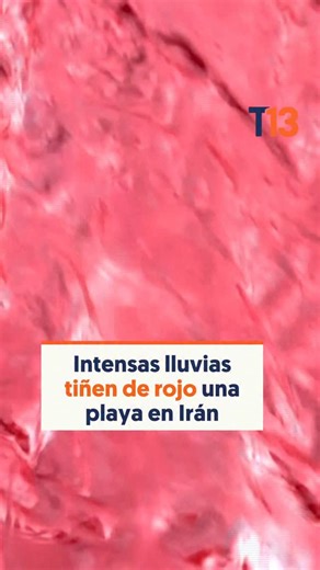 Teletrece on Instagram: "Asombroso espectáculo natural 😱 Imágenes de UGC muestran agua de lluvia teñida de rojo vertiéndose al mar en Sahel Sorkh (Playa Roja), en la isla iraní de Ormoz. Este sorprendente fenómeno se debe a la geología única de la isla: suelos volcánicos y rocas ricas en óxido de hierro, especialmente hematita. Durante las lluvias intensas, la escorrentía arrastra estas partículas minerales a la orilla, intensificando el ya icónico tono de la playa. Más en T13.cl."