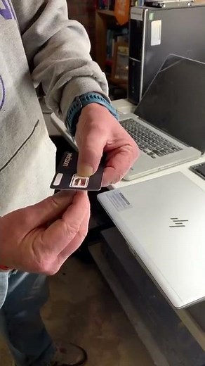 Inserting a SIM card in an 840 G6 laptop