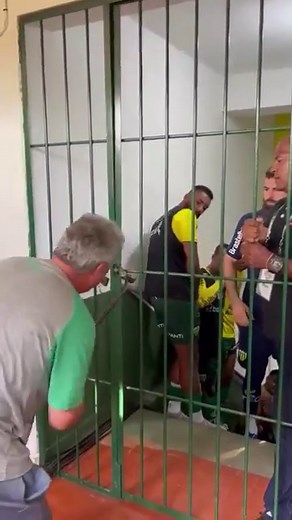 128K views · 8.7K reactions |  RAPAZ… Funcionários do Ypiranga tiveram que romper um cadeado no portão do vestiário da equipe no intervalo da partida diante do Grêmio, pela semifinal do Campeonato Gaúcho. A diretoria do “Canarinho” afirma que o cadeado foi colocado pela Federação Gaúcha de Futebol.  Créditos: Jean Soares #Gremio #Ypiranga | Jovem Pan Esportes | Facebook