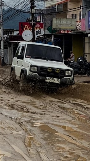Banjir di Pasar Baru Unand: Perluasan Mobil Off-road