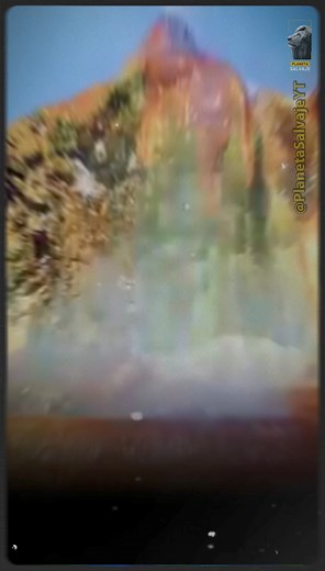 Un Milagro Accidental: El Asombroso Géiser Fly El Géiser Fly, ubicado en el desierto de Black Rock en Nevada, es una fascinante formación geotérmica que se originó accidentalmente en 1964 durante una perforación en busca de agua para riego. Este fenómeno único destaca por sus vibrantes colores rojo, verde y amarillo, causados por las algas termófilas que prosperan en su ambiente caliente y húmedo. El géiser expulsa agua caliente constantemente, creando impresionantes terrazas minerales y piscina