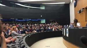 172K views · 140 shares | So eine Ehre im Europaparlament in Straßburg auftreten zu dürfen. Ganz neue Erfahrung zu hören wie dein (sitting) standup simultan in 6 Sprachen übersetzt wird. Hab hier die ersten paar Minuten für euch ;) | Enissa Amani | Facebook