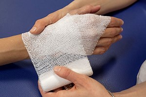 First Aid: How to bandage a hand / VIDEO | Emergency Live