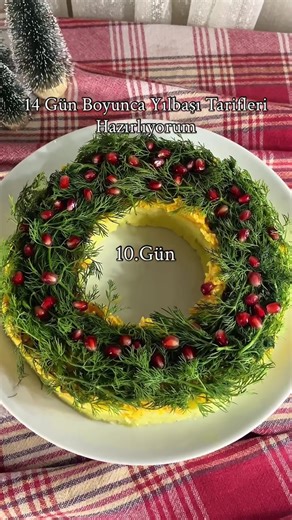 🎄 Yılbaşı Sofrasına En Şık Meze Altı patates püresi, üstü havuç tarator ✨ Hem hafif hem çok gösterişli… Sofrada ilk bitenlerden 😍 📌 Tarif: 🥔 Patates Püresi: 4–5 patatesi haşla, sıcakken 1 YK tereyağı, yarım çay bardağı süt ve tuzla püre yap. Servis tabağına ortası boş kalacak şekilde halka formunda yay. 🥕 Havuç Tarator: 3 havucu rendele, 2 YK zeytinyağında yumuşayana kadar kavur. Soğuyunca 4–5 YK yoğurt, 1 diş sarımsak ve tuz ekleyip karıştır. Patates püresinin üzerine yay. 🌿 Süsleme: Bol 