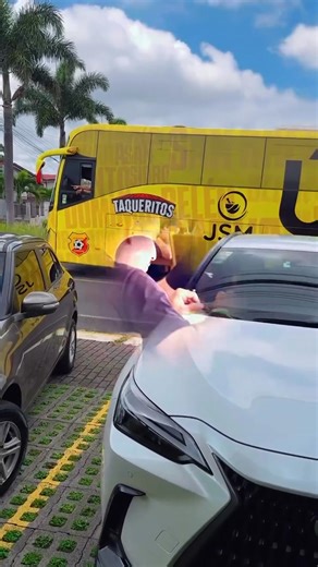 💛❤️ ¡El Team ya está en la Ciudad Blanca! ❤️💛 Nuestro Club Sport Herediano 🐯 ha llegado a Liberia 🏙️, con la mente puesta en el gran reto de mañana 💪⚽. Cada paso, cada mirada y cada sonrisa reflejan el compromiso y la pasión de este grupo que deja todo por nuestros colores 🔥. Mañana nos espera un duelo clave ante Municipal Liberia 🟡⚫, y sabemos que con el apoyo de toda la familia rojiamarilla seremos más fuertes 💛❤️🙌. 🎥 Mirá cómo el equipo pisa suelo liberiano con actitud, unión y dete