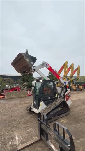 Bobcat tracked loader in action! #bobcat #skidsteer #construction