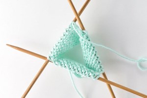How to Knit in the Round with Four Needles – Knitwise Girl