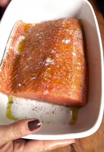 Lemon Butter and Capers sauce salmon. #salmonrecipe #cleaneating #grilledsalmon #dinnerrecipes