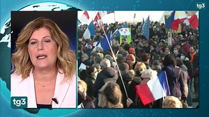 LA FRANCIA VERSO IL GREEN PASS VACCINALE Atteso per domani il via libera definitivo del Parlamento francese al green pass vaccinale, sul modello italiano. Tornano le proteste di piazza. Nicoletta Manzione per il Tg3 delle 19 del 15 gennaio 2022 | Tg3