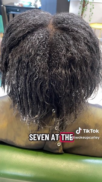 “This is what transitioning hair really looks like. When you have two different textures on one strand, they each need their own regimen — and you can’t fully cater to both. One will always start to break off at the line of demarcation. That’s why transitioning is all about choosing one texture and letting the other go so your hair can finally thrive. 🌱✨ #TransitioningHair #NaturalHairJourney #NaturalHairEducation #CurlyHairCare
