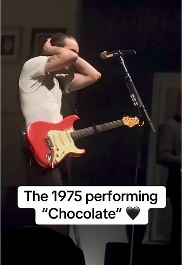 The 1975 Live Performance of 'Chocolate'