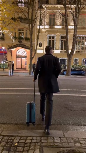 Maison Victoria on Instagram: "Une magnifique villa de 270m2 en Guadeloupe En position dominante et surplombant la vallée, cette villa contemporaine développe une surface de 270m2 sur une parcelle de 1705m2 avec piscine à débordement. Rare et unique, comme un havre de paix en plein cœur d’un jardin tropical, elle offre une vue panoramique sur la nature et la mer et une décoration particulièrement soignée. Si vous souhaitez plus d’informations contactez-nous. 📩: contact@maisonvictoria-internatio