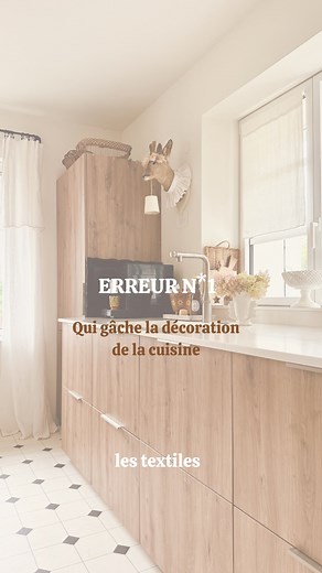 Marie | Déco, Réno & linge de maison on Instagram: "l’erreur n°1 en cuisine : les stores enrouleurs ! mais bonne nouvelle : il existe de jolies alternatives textiles 🧵 ✨ les films de vitrage décoratifs ✨ les longs rideaux en matière naturelle ✨ les stores bateaux ou brise-bise ✨ les voilages légers + rideaux latéraux ✨ les Diy avec des torchons anciens 🧵 mon conseil : faire descendre les rideaux jusqu’au sol. Ça agrandit la pièce et adoucit l’atmosphère ✨ . Et vous, vous êtes plutôt team ridea