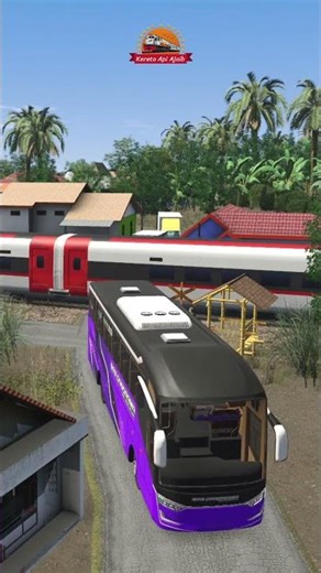 Truk dan bus menyebrang perlintasan kereta api tanpa palang pintu