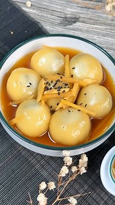 Chè Trôi Nước Mè Đen thơm ngọt, mềm dẻo 😋😋 👉 Nguyên liệu | Ingredients: - 200g bột gạo nếp - 80g mè đen - 100g dừa bào - 50g đường - 1mc dầu ăn - 1/2mcf muối - 100g đường thốt nốt - 300ml nước - Một ít gừng #helenrecipes #vietnamesedish #vietnamesecuisine #localdishes | Helen's Recipes