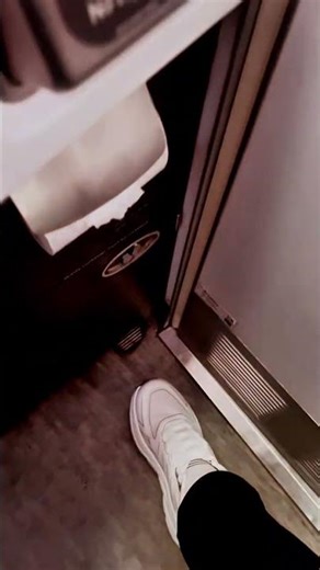 I didn't know this! Open the trash with the foot lever. #trash #trashcan #footpedal #pedal #lid