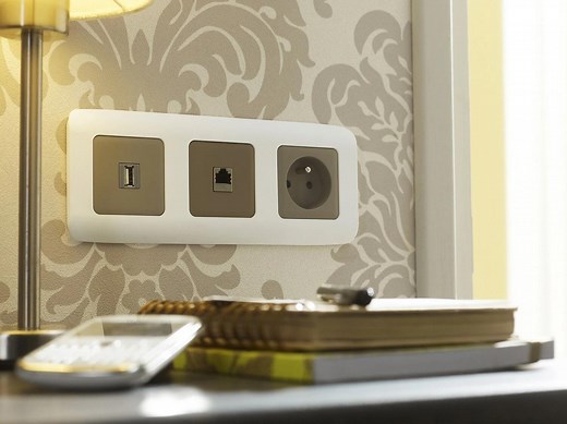 Comment installer une prise ou interrupteur avec un circuit encastré ? | Leroy Merlin