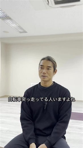 超理論派な情熱ヨガ講師 Rio🔥| ハワイ⇄大阪 on Instagram: "観ようとすること。 そうすれば、 自分にも、誰かにも優しくなれる。 世界は目では見えない。 ・ ・ ・ ・ ・ ・ ・ ・ 🌱🌀 自分を、丁寧に調律する時間へ 🌱 ヨガを通じて「内側の整え方」を深めたい方へ。 □ In / Out of Yoga ２日間特別講座 2026年1月開催 情熱ヨガ講師・Rioが、ヨガだけでなく「人間の体を動かす」という営みの中で 最も大切にしている「脱力」「体の中の巡り」「ヨガポーズのエネルギーライン」を 存分に体感していただく２日間の特別ワークショップを開催します！ 日程： 2026年1月10日（土）、11日（日） 各日 9:30〜16:00 会場： Studio Flow by Yoga with Rio 大阪・心斎橋（南船場） □ 対面＆少人数制 RYT200（2026年1月〜） 大阪・心斎橋スタジオにて開催。土曜コース。 対面ならではの熱量をぜひ感じていただきたい。 □ Livaxis 人生は6軸で整える。 逆に「自分軸」とか、１軸じゃ絶対に整わない。 オンライン