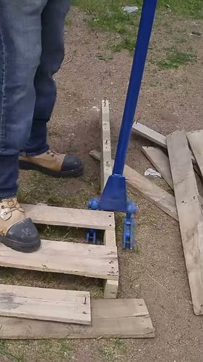 dismantling a pallet with pallet buster #Shorts