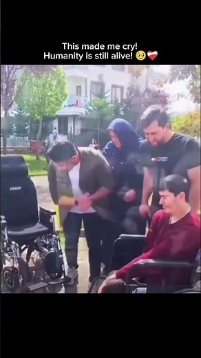 This made me cry! Humanity is still alive! 🥹❤️