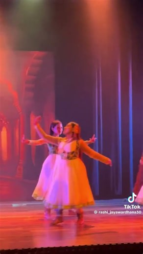 @Tharuushabridalworks Thath gith #academy Rj #studio Rashi jayawardana ස්වෙිත සදේ - 0772485987