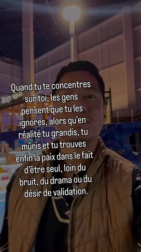 Jimmy YUTH | Expert Mindset | Coach on Instagram: "Le meilleur moyen de réussir 2026, c’est de ne surtout pas compter sur toi 😌 Oui, tu le sais déjà. Quand tu attends la motivation, la discipline, la force mentale ou le “bon moment”… tu peux t’installer confortablement, ça risque d’être long ☕️ La vérité, c’est que les années ne se répètent pas par hasard. Elles se répètent parce que le cerveau adore le connu, même quand il ne nous rend pas heureux 🧠 Alors j’ai fait exactement l’inverse de ce 