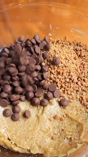 Recipe below ⬇️ Brown Butter Toffee Chocolate Chip Cookies for your weekend bake! No chill time required. 😍 Recipe here - https://taffeybakery.com/brown-butter-toffee-chocolate-chip-cookies/ or comment RECIPE and I’ll send it directly to your inbox! 🩷 | Taffey Bakery