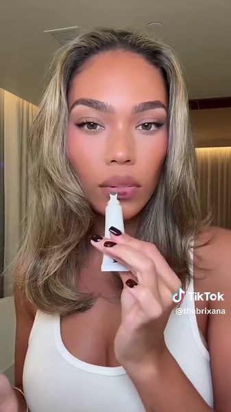 Using my @REFY lip sculpt in the shade suede, I sculpted my lips and ensured they lasted throughout the night. To complete the look, I applied the lip gloss in the same shade suede, creating this warm lip combo! #refypartner