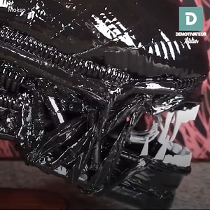 32K views · 136 reactions | Avec juste du carton, il reproduit la créature des films "Alien" ! | Demotivateur Atelier | Facebook