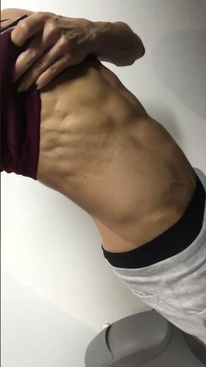 Flexing abs 💪🏻