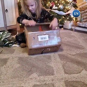 2.3M views · 10K reactions | LA EMOCIÓN DE UNA NENA CIEGA AL RECIBIR LA SAGA DE HARRY POTTER EN BRAILLE ❤️ 珞 Emrie conocía la saga del mago porque su padre se la leía por las noches, pero su ilusión era poder leer la historia ella misma y debido al alto precio de los libros su familia realizó una colecta entre sus amigos para poder regalarle los libros. | LA NACION | Facebook