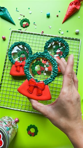 Michaels Stores on Instagram: "Shake up holiday baking with these snow globe cookies ❄️🎄☃️ @karenthibakes #makeitwithmichaels #michaelsstores #diy #craft #christmas #christmasdiy #christmasbaking #baking"