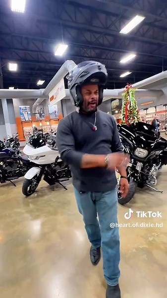 Replying to @Matt I want this toy, the 2025 Harley-Davidson Road Glide 😭 Sharknose fixed fairing, roomy saddlebags, with the powerful Milwaukee eight 117 engine! #HarleyDavidson #MilwaukeeEight121 #BikeTok #MotoPower #TouringLife