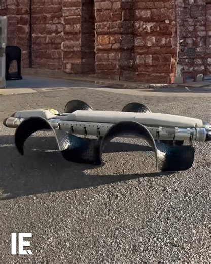 The C-Ray amphibious robot is being turned into an autonomous operating device. It's possible for the C-Ray to work on land or on ice, though it is relatively slow and ungainly. In the ocean though, it picks up speed, propelling itself on ray-like wings. 📹: Pilant Energy Systems / YT | Interesting Engineering