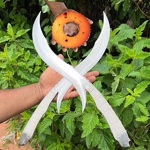 This is a beautiful sword making from a rusted sprocket. The blade is very sharp and white. Its tangle covered by a white sting. At the end of this video, we show you how it sharp by cutting the palm tree. Thanks for supporting original content. -Credit Channel YouTube (Blacksmith SPR) Thanks so much for watching our original videos. Good Luck our beloved supporters. | Blacksmith SPR