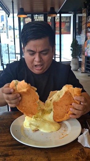 523K views · 22K reactions | El pan mas viral de la ciudad de cali 襤 . Lo podras encontrar en la panaderia @panaderia_sanjuan que cuenta con 3 sedes en la ciudad de cali y la rompieron con esta creacion repleta de queso 襤襤襤 . Cuentame si te antojaste y con quien irias?  . . #colombia #comidacolombiana #comidadeliciosa #foodie #foodstagram #foodblogger #pan #panaderia #queso #quesocrema | Alex Villotravel | Facebook